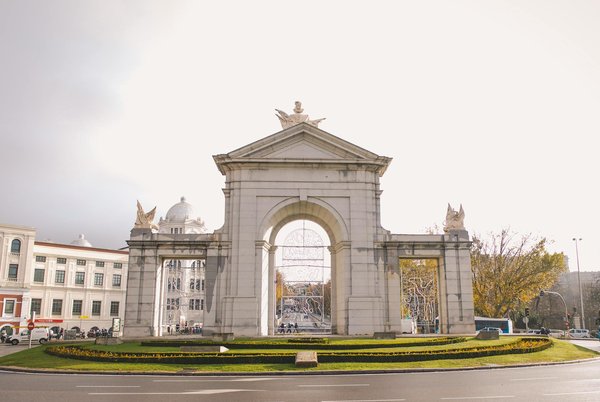 Quelles croisières proposent des excursions pour explorer les grottes marines en Algarve, Portugal?